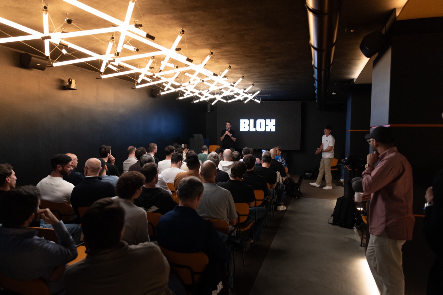 Un incontro con il pubblico nell’auditorium di Blox Space